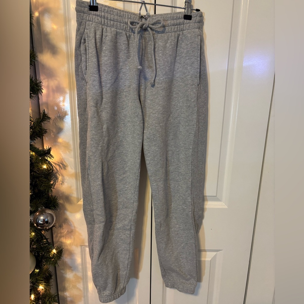 Aritzia gray sweatpantsts